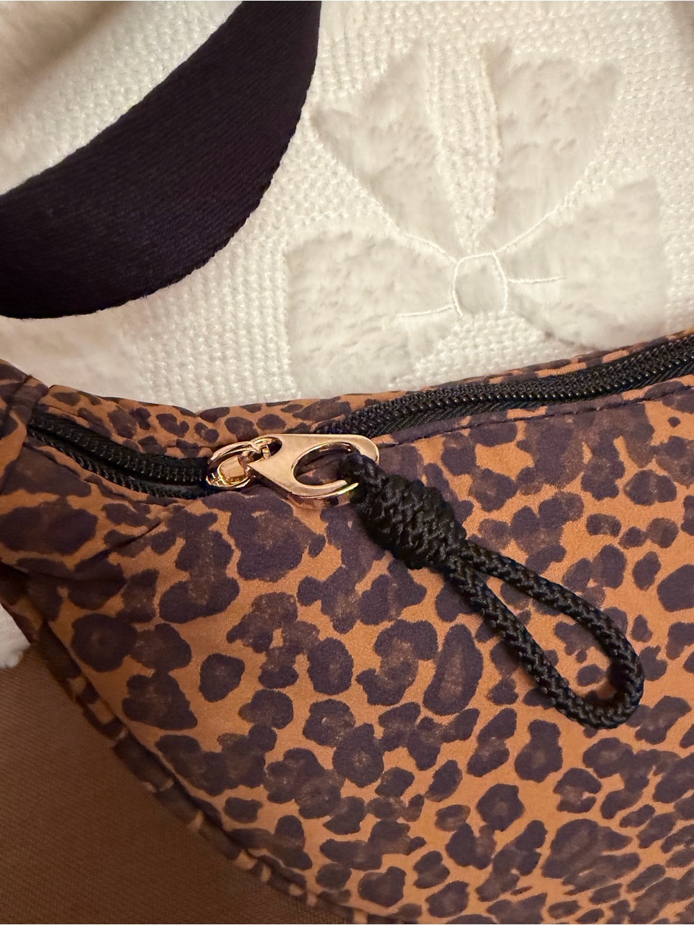 Universal Thread Leopard Crescent Crossbody Bag” NWT - Picture 3 of 7